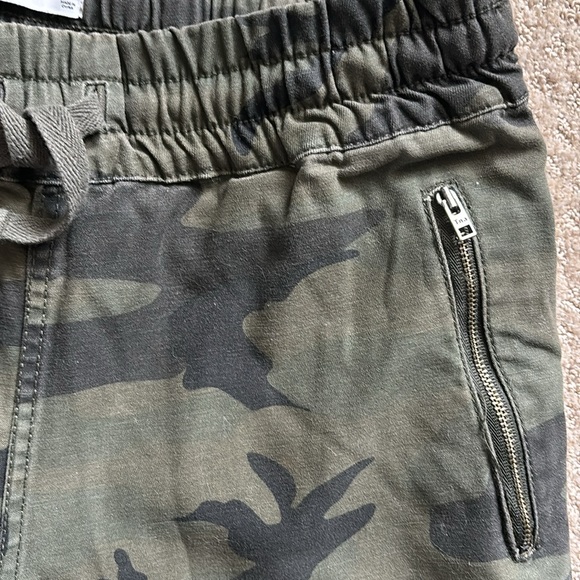 Aritzia TNA camo joggers size small - Picture 4 of 7